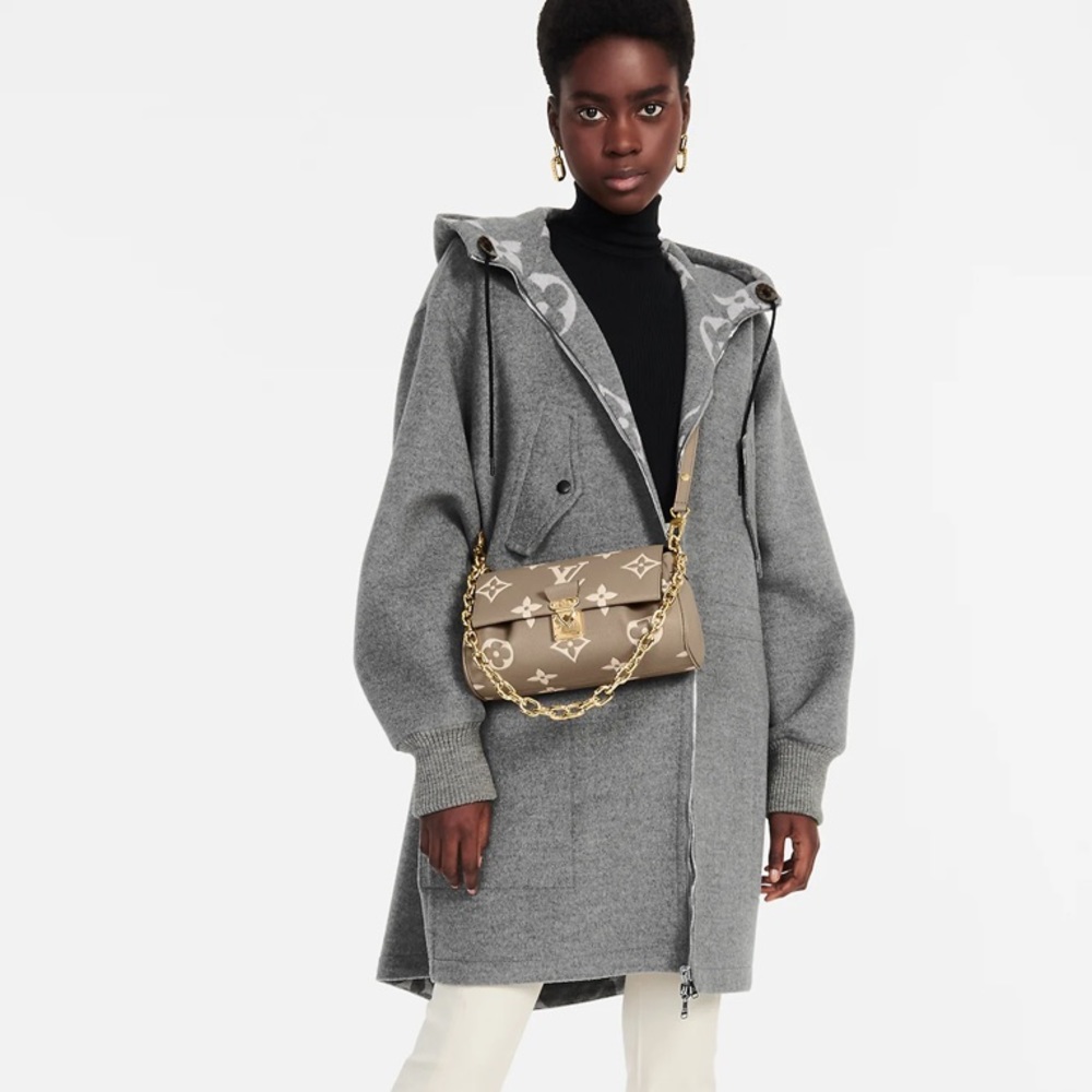 (SOLD)LOUIS VUITTON FAVORITE NEW - Picture 2 of 11